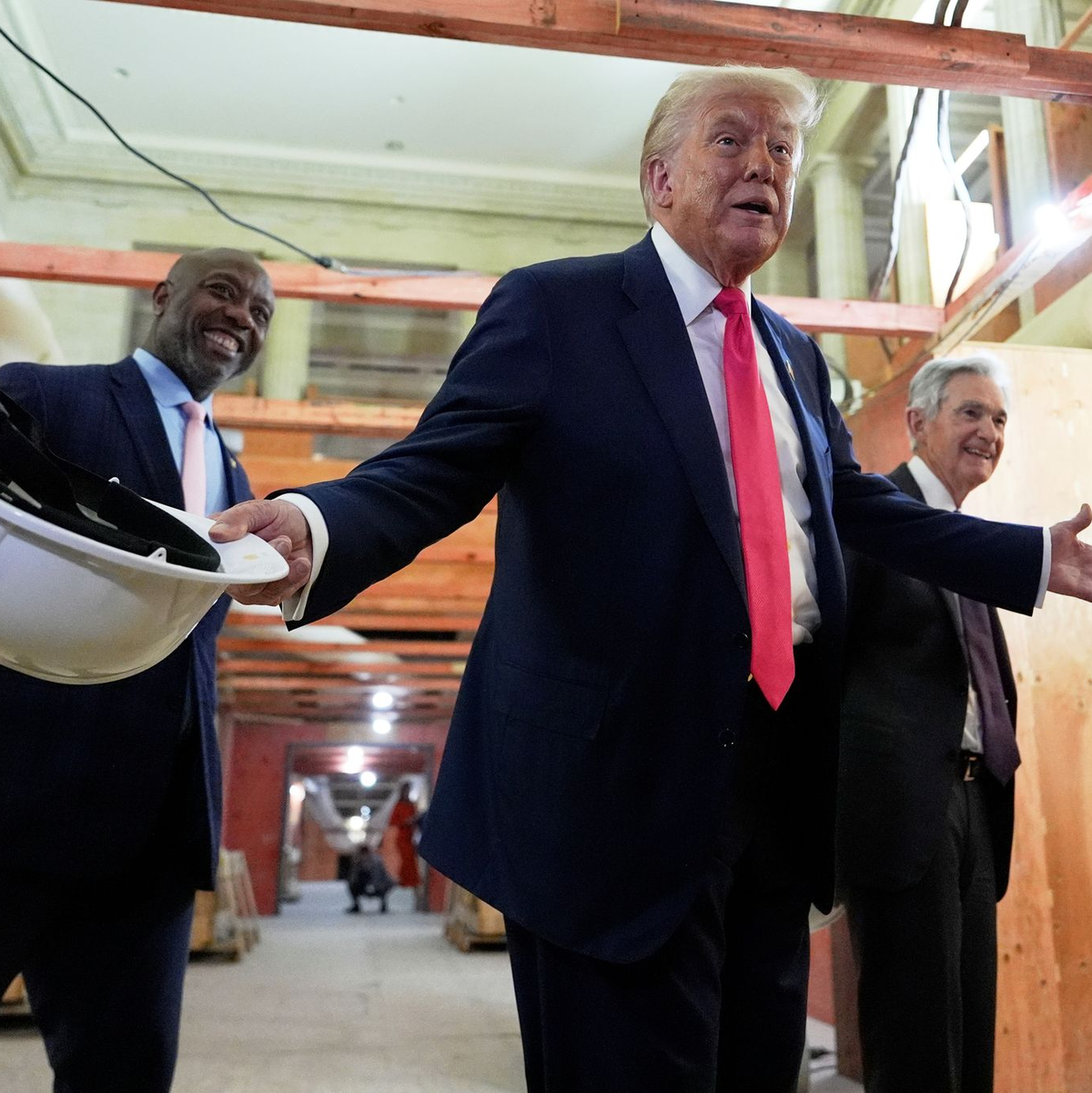 US-Präsident Trump fordert schon lange niedrigere Zinsen und macht Druck auf Powell. Die Fed bleibt jedoch eher vorsichtig und verweist auf Inflationsrisiken. (Archivbild) - Foto: Julia Demaree Nikhinson/AP/dpa