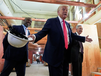 US-Präsident Donald Trump (M) sorgt bei Zentralbank-Chef Jerome Powell (r) für Kopfschütteln. (Archivbild) - Foto: Julia Demaree Nikhinson/AP/dpa