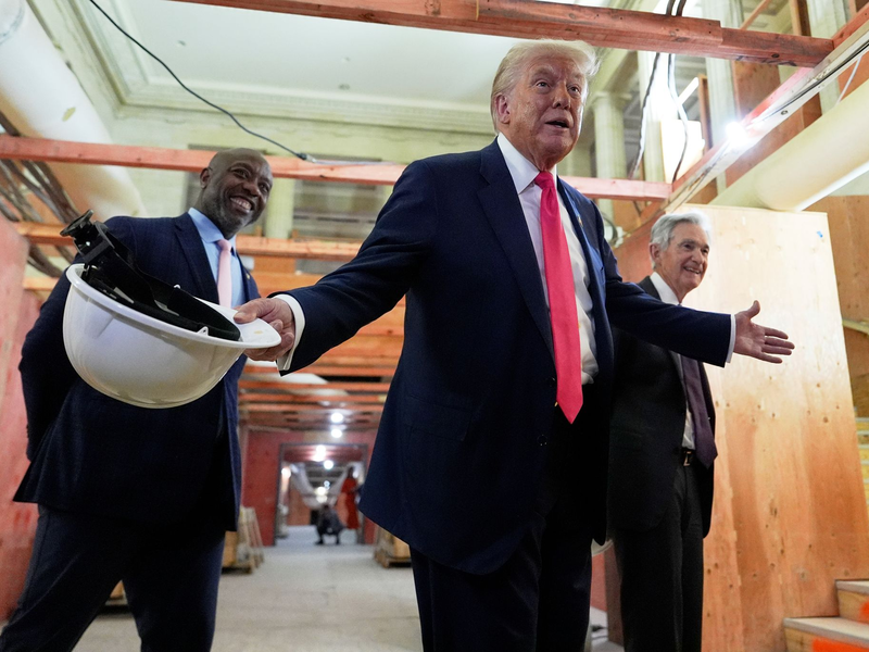 US-Präsident Trump bei einem Besuch der Fed - seit Monaten attackiert er die US-Notenbank. - Foto: Julia Demaree Nikhinson/AP/dpa