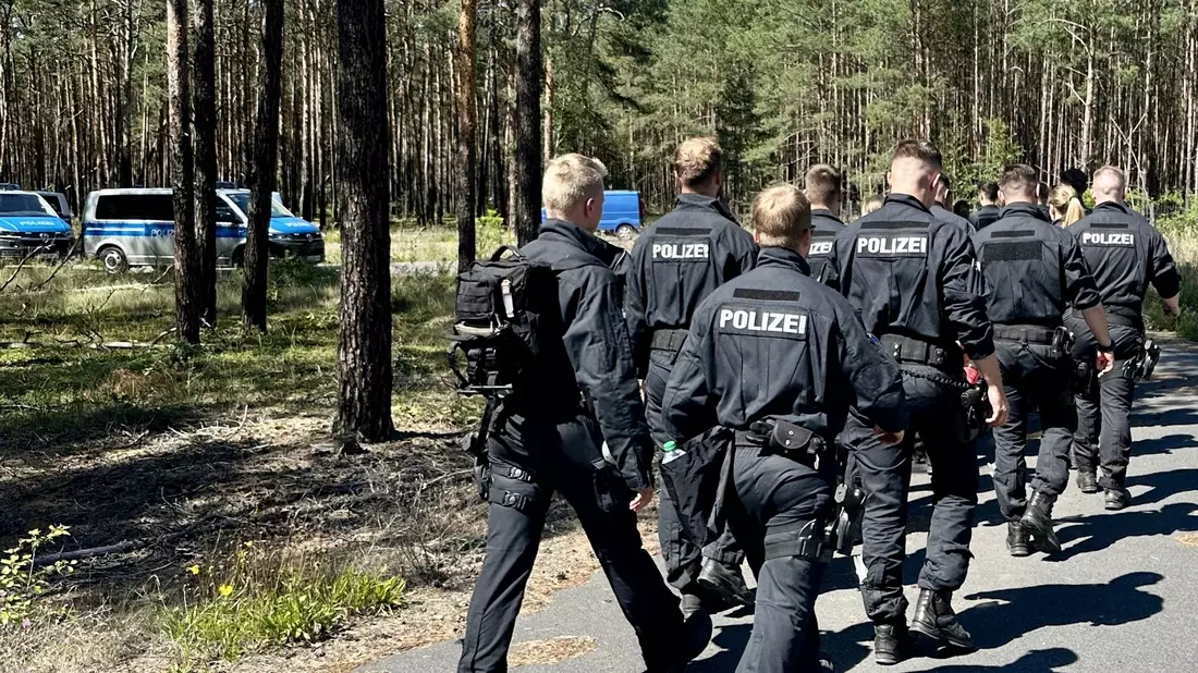 Tragische Gewissheit nach einer großen Suchaktion: Die Leiche des Jungen wurde gefunden. - Bild: Danilo Dittrich/dpa