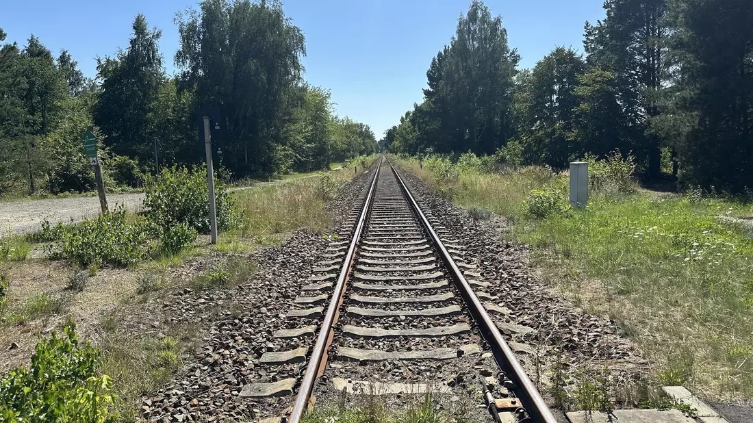 Nahe dieser Bahnstrecke wurde die Leiche des vermissten 13-Jährigen entdeckt. - Bild: Danilo Dittrich/dpa