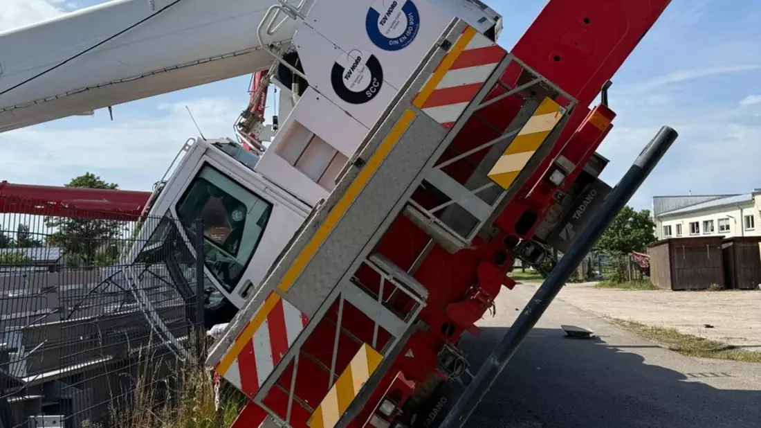 POL-HRO: Autokran kippt auf Bundestraße in Boizenburg - Bild: presseportal.de