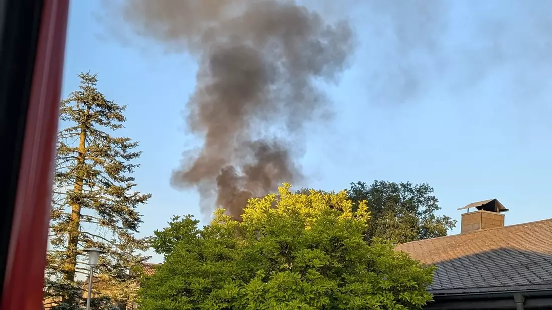 FW Gronau: Feuer an einer Überdachung an der Klostermaate - Bild: presseportal.de