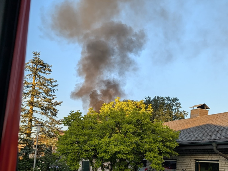 FW Gronau: Feuer an einer Überdachung an der Klostermaate - Foto: presseportal.de