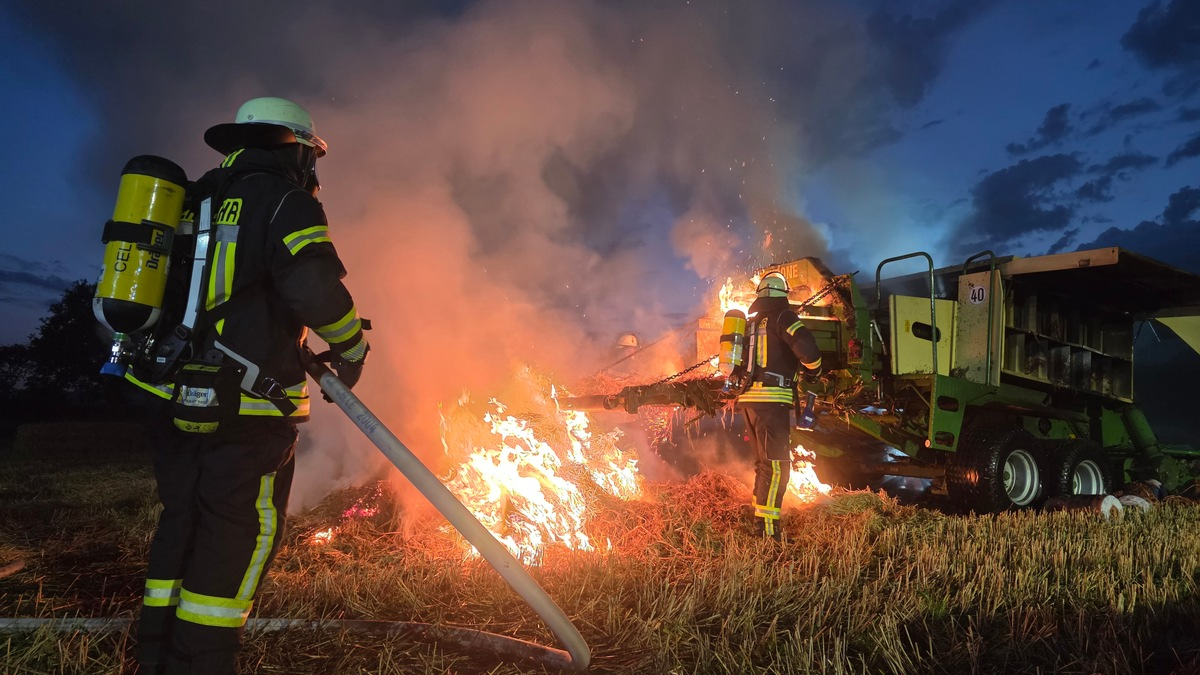 FW Celle: Strohballenpresse brennt in Wietzenbruch - Foto: presseportal.de