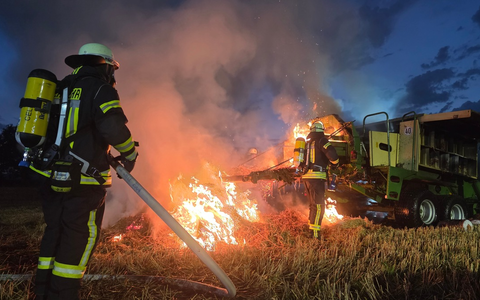 FW Celle: Strohballenpresse brennt in Wietzenbruch - Foto: presseportal.de