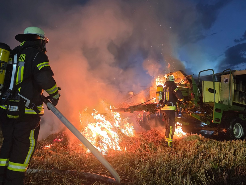 FW Celle: Strohballenpresse brennt in Wietzenbruch - Foto: presseportal.de