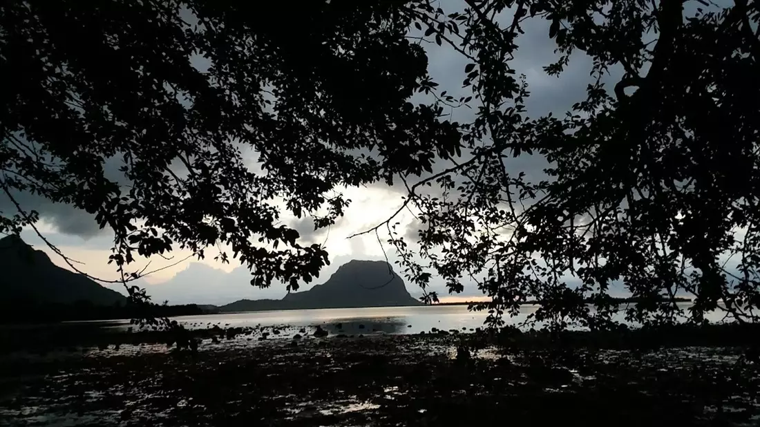Der Berggipfel Le Morne Brabant auf der Insel Mauritius (Archivbild) - Bild: Vel Moonien/dpa