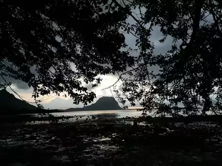 Der Berggipfel Le Morne Brabant auf der Insel Mauritius (Archivbild) - Foto: Vel Moonien/dpa