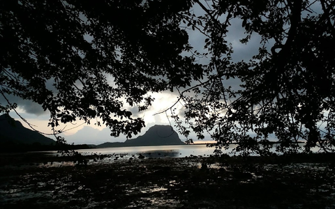 Der Berggipfel Le Morne Brabant auf der Insel Mauritius (Archivbild) - Foto: Vel Moonien/dpa