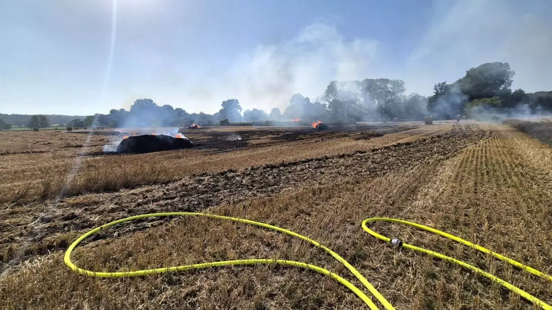 FW Sonsbeck: Brennende Strohpresse auf einem Feld in Labbeck - Bild: presseportal.de