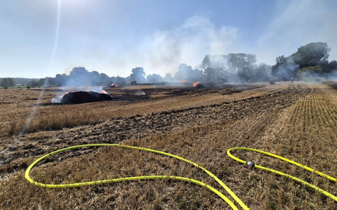 FW Sonsbeck: Brennende Strohpresse auf einem Feld in Labbeck - Foto: presseportal.de