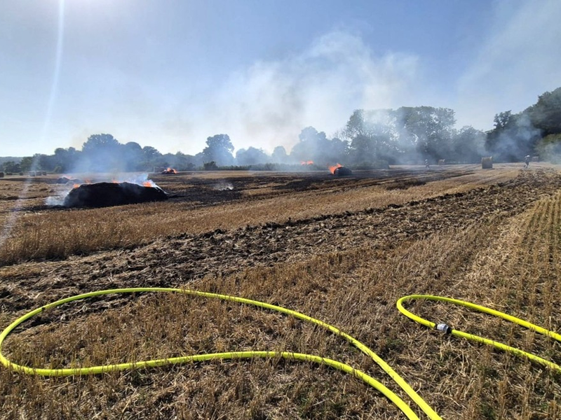 FW Sonsbeck: Brennende Strohpresse auf einem Feld in Labbeck - Foto: presseportal.de