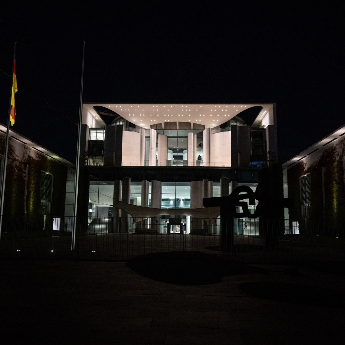 Merz verließ das Kanzleramt erst nach Mitternacht. - Foto: Fabian Sommer/dpa