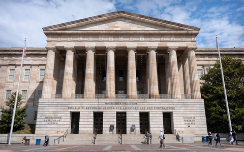 Trump lässt Museen auf «spaltende» Narrative überprüfen. - Foto: Mark Schiefelbein/AP/dpa