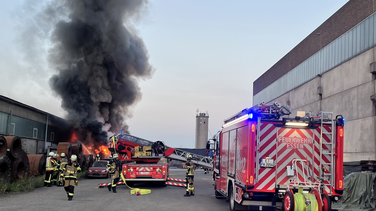 FW-E: Großbrand im Essener Stadthafen - Feuerwehr verhindert Übergreifen auf Lagerhalle - Foto: presseportal.de