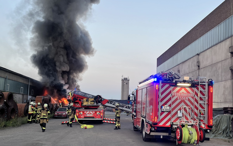 FW-E: Großbrand im Essener Stadthafen - Feuerwehr verhindert Übergreifen auf Lagerhalle - Foto: presseportal.de FW-E: Großbrand im Essener Stadthafen - Feuerwehr verhindert Übergreifen auf Lagerhalle - Foto: presseportal.de