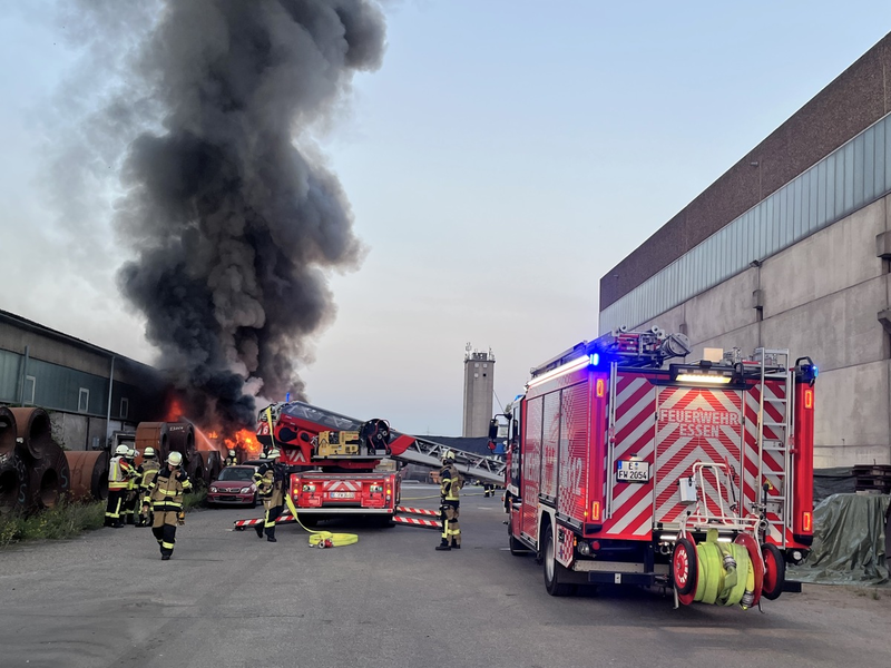 FW-E: Großbrand im Essener Stadthafen - Feuerwehr verhindert Übergreifen auf Lagerhalle - Foto: presseportal.de