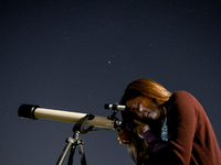 Wer viele Sternschnuppen sehen will, sollte möglichst raus aus den Städten - dorthin, wo es wenig Licht gibt. - Foto: Britta Pedersen/dpa