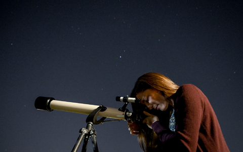 Wer viele Sternschnuppen sehen will, sollte möglichst raus aus den Städten - dorthin, wo es wenig Licht gibt. - Foto: Britta Pedersen/dpa