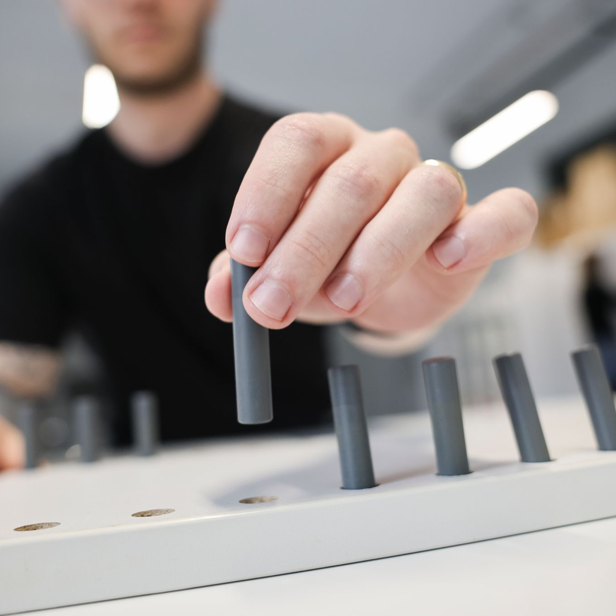 Sebastian Ocklenburg, Biopsychologe an der MSH Medical School Hamburg, entlarvt Mythen über Linkshänder. - Foto: Christian Charisius/dpa