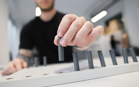 Sebastian Ocklenburg, Biopsychologe an der MSH Medical School Hamburg, entlarvt Mythen über Linkshänder. - Foto: Christian Charisius/dpa