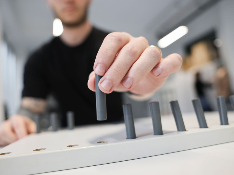 Sebastian Ocklenburg, Biopsychologe an der MSH Medical School Hamburg, entlarvt Mythen über Linkshänder. - Foto: Christian Charisius/dpa