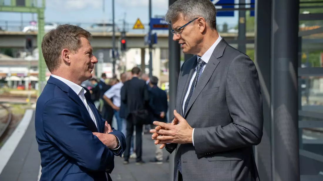 Wollte sich eigentlich erst später mit Personalfragen beschäftigen: Bundesverkehrsminister Patrick Schnieder (rechts). - Bild: Harald Tittel/dpa