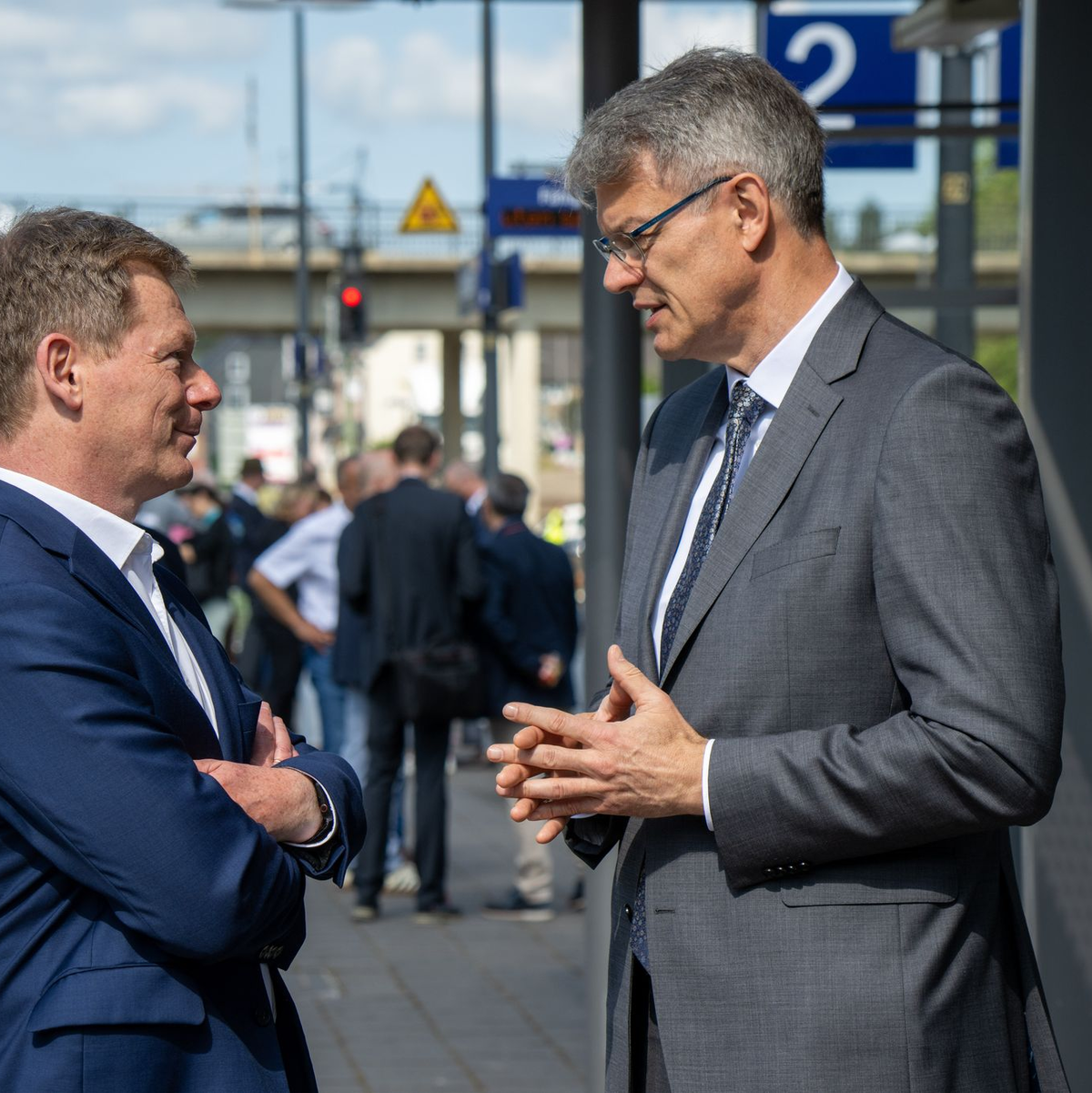Wollte sich eigentlich erst später mit Personalfragen beschäftigen: Bundesverkehrsminister Patrick Schnieder (rechts). - Foto: Harald Tittel/dpa