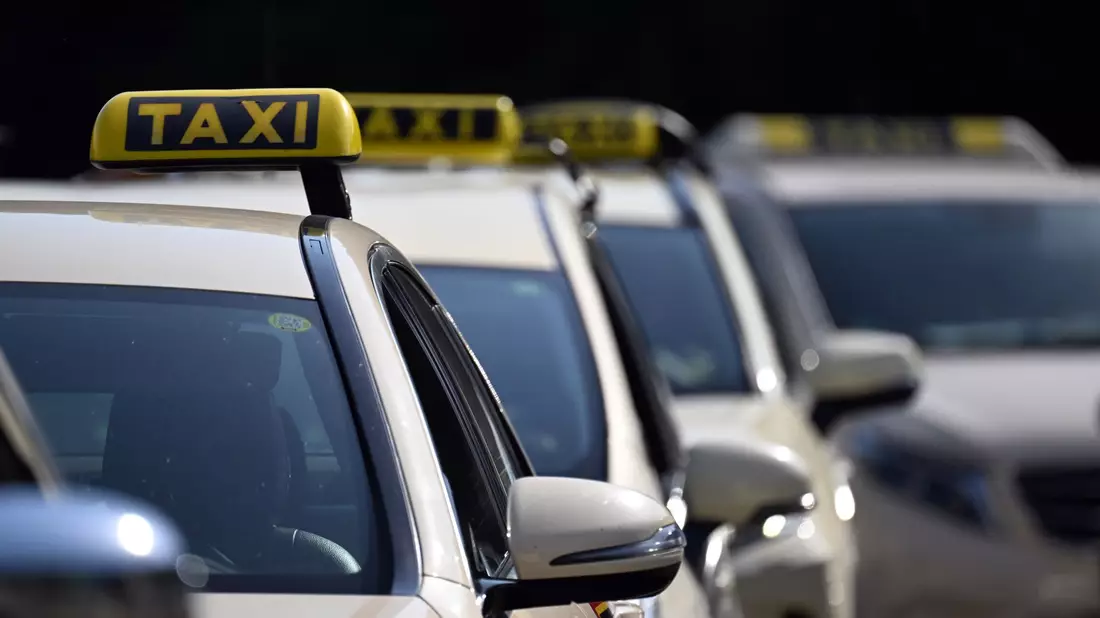 Taxis mussten lange Zeit eine vorgegebene Farbe haben - zuletzt hat nun Sachsen-Anhalt die Regelung gekippt. (Symbolbild) - Bild: Federico Gambarini/dpa