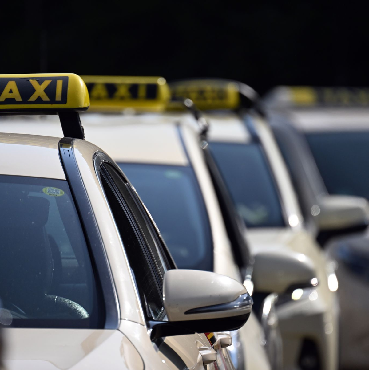 Taxis mussten lange Zeit eine vorgegebene Farbe haben - zuletzt hat nun Sachsen-Anhalt die Regelung gekippt. (Symbolbild) - Foto: Federico Gambarini/dpa
