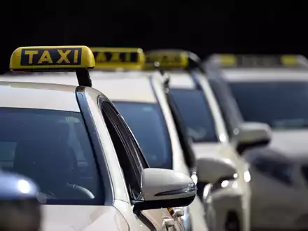 Taxis mussten lange Zeit eine vorgegebene Farbe haben - zuletzt hat nun Sachsen-Anhalt die Regelung gekippt. (Symbolbild) - Foto: Federico Gambarini/dpa