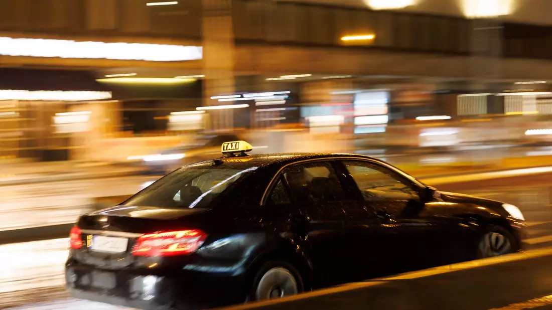 Baden-Württemberg war Vorreiter in Sachen freie Taxi-Farbe: hier ein schwarzes Taxi in Stuttgart. (Archivbild) - Bild: Julian Rettig/dpa