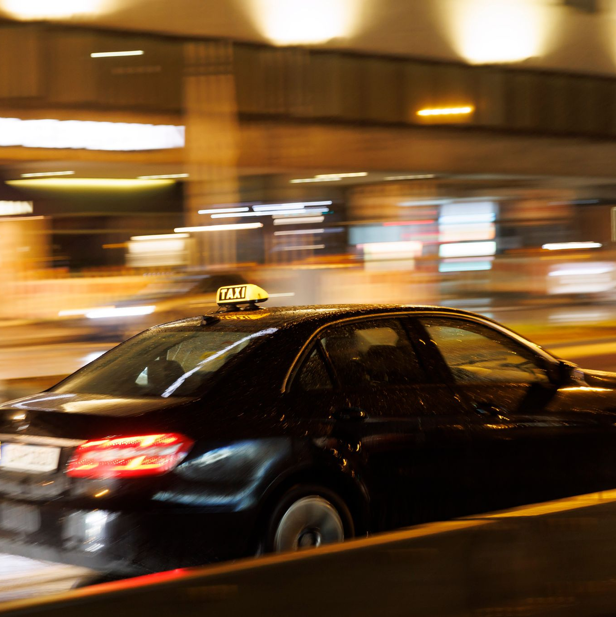 Baden-Württemberg war Vorreiter in Sachen freie Taxi-Farbe: hier ein schwarzes Taxi in Stuttgart. (Archivbild) - Foto: Julian Rettig/dpa