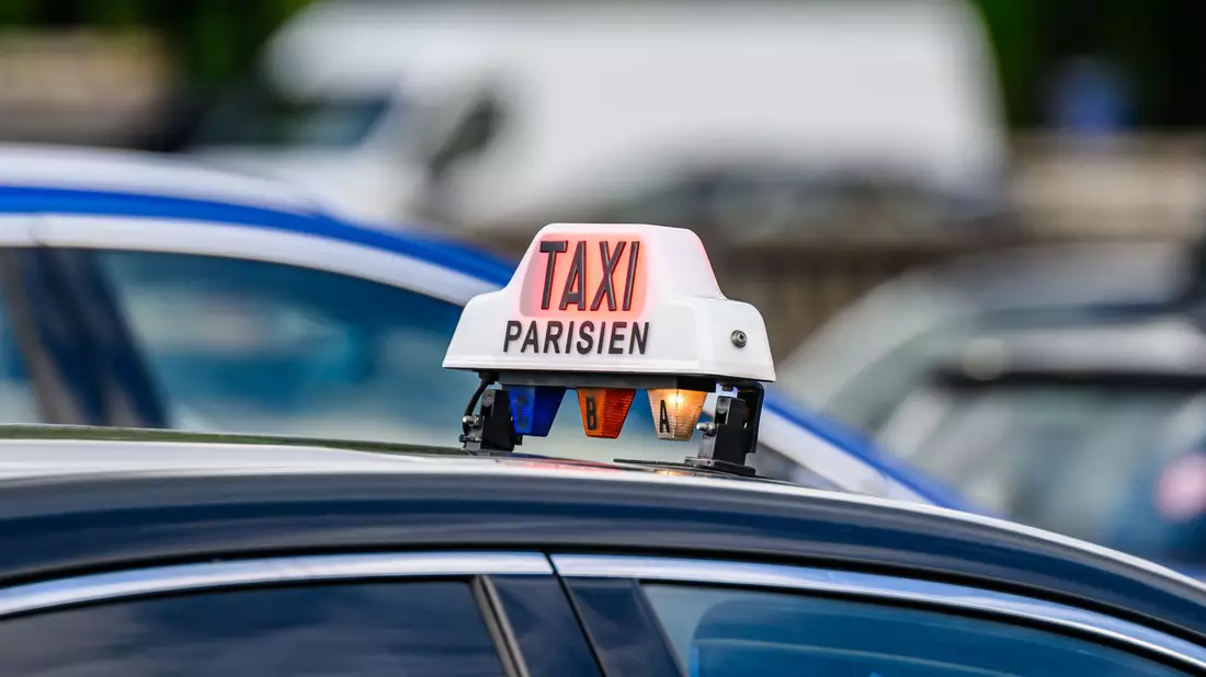 In Frankreich gibt es keine festgelegte Farbe für Taxis, jedoch sind die meisten silber, grau oder schwarz. (Archivbild) - Bild: Robert Michael/dpa