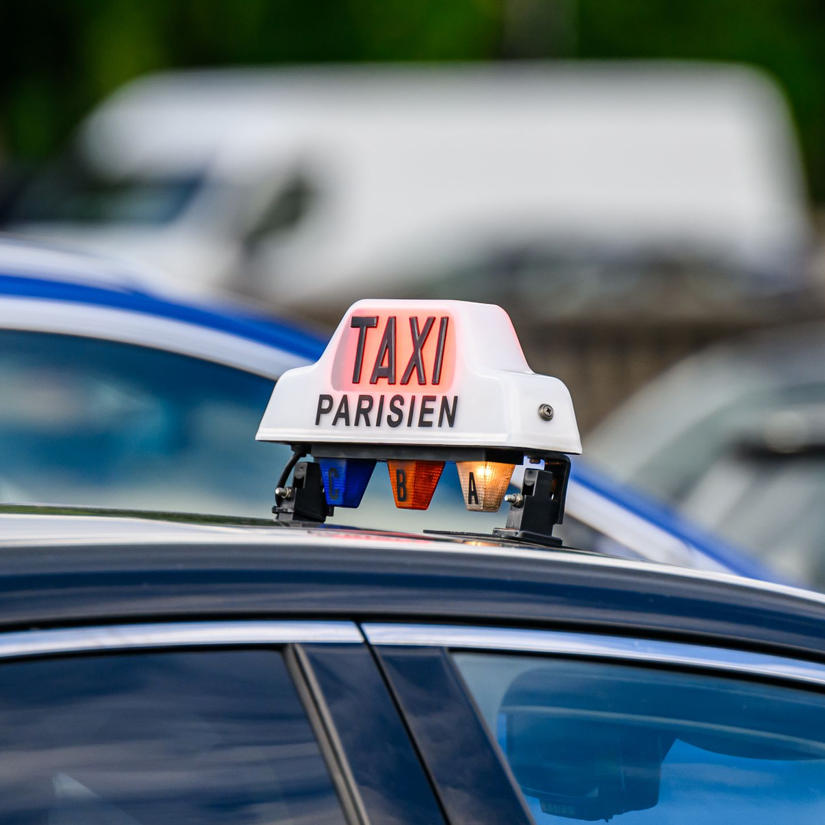 In Frankreich gibt es keine festgelegte Farbe für Taxis, jedoch sind die meisten silber, grau oder schwarz. (Archivbild) - Foto: Robert Michael/dpa