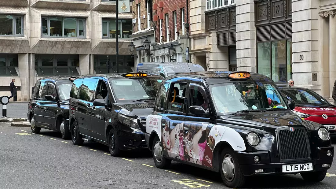 Legendär sind die Londoner Taxis - die «Black Cabs». (Archivbild) - Bild: Benedikt von Imhoff/dpa