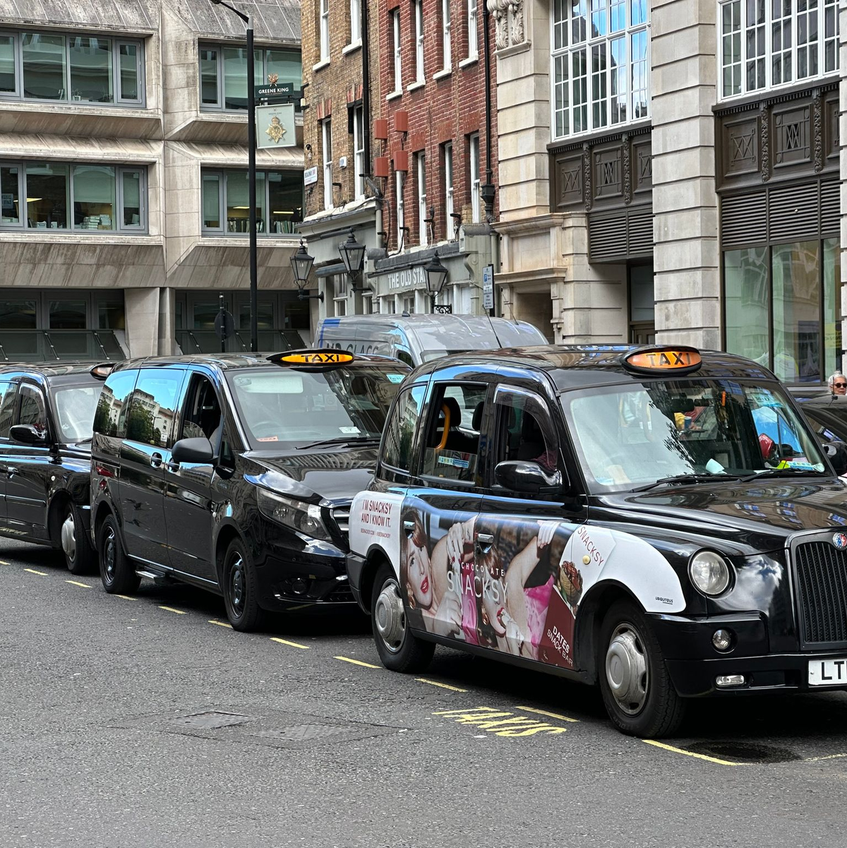 Legendär sind die Londoner Taxis - die «Black Cabs». (Archivbild) - Foto: Benedikt von Imhoff/dpa