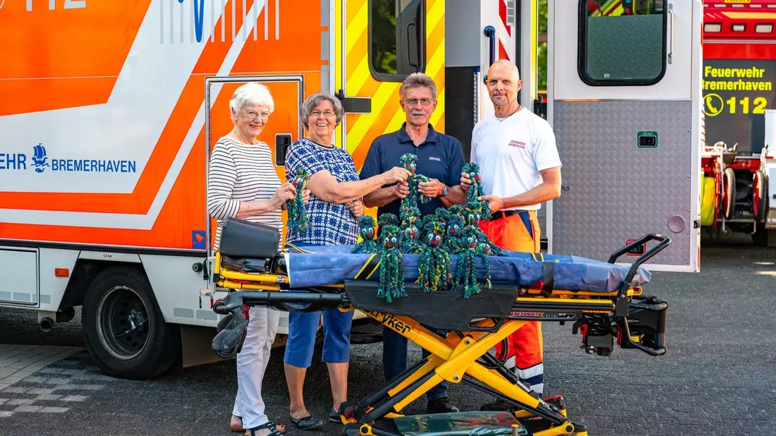 FW Bremerhaven: Graue Panther Bremerhaven spenden Wollkraken an den Rettungsdienst der Feuerwehr - Bild: presseportal.de