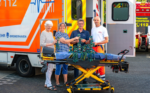 FW Bremerhaven: Graue Panther Bremerhaven spenden Wollkraken an den Rettungsdienst der Feuerwehr - Foto: presseportal.de