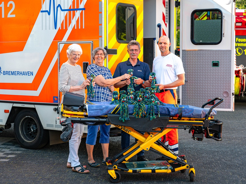 FW Bremerhaven: Graue Panther Bremerhaven spenden Wollkraken an den Rettungsdienst der Feuerwehr - Foto: presseportal.de
