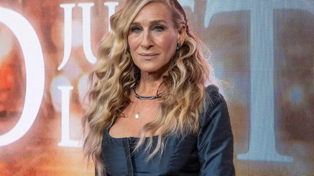Sarah Jessica Parker im Mai in New York bei einer Premiere zur dritten Staffel der Serie «And Just Like That...». - Bild: Lev Radin/ZUMA Press Wire/dpa