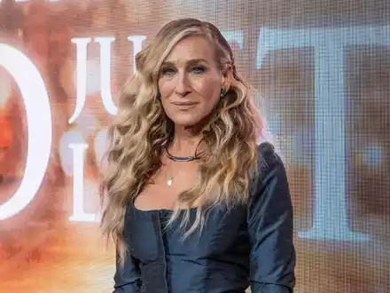 Sarah Jessica Parker im Mai in New York bei einer Premiere zur dritten Staffel der Serie «And Just Like That...». - Foto: Lev Radin/ZUMA Press Wire/dpa