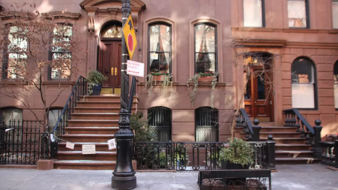 Das Haus von Hauptfigur Carrie Bradshaw (Sarah Jessica Parker) aus der Serie «Sex and the City» im New Yorker West Village. (Archivbild) - Bild: Christina Horsten/dpa