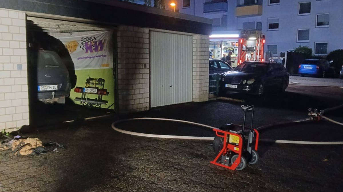 FW-RS: Remscheid - Berufsfeuerwehr löscht Garagenbrand am Kremenholl - Foto: presseportal.de