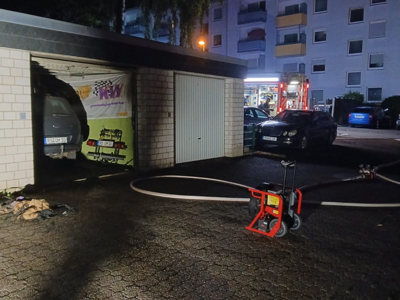 FW-RS: Remscheid - Berufsfeuerwehr löscht Garagenbrand am Kremenholl - Foto: presseportal.de