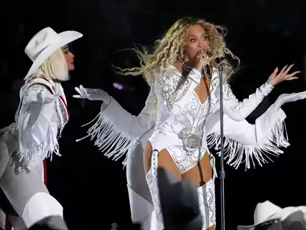 Superstar Beyoncé hat für ihre Halbzeitshow beim NFL-Spiel in Houston einen Sonder-Emmy als Kostümdesignerin gewonnenen. (Archivbild) - Foto: David J. Phillip/AP/dpa