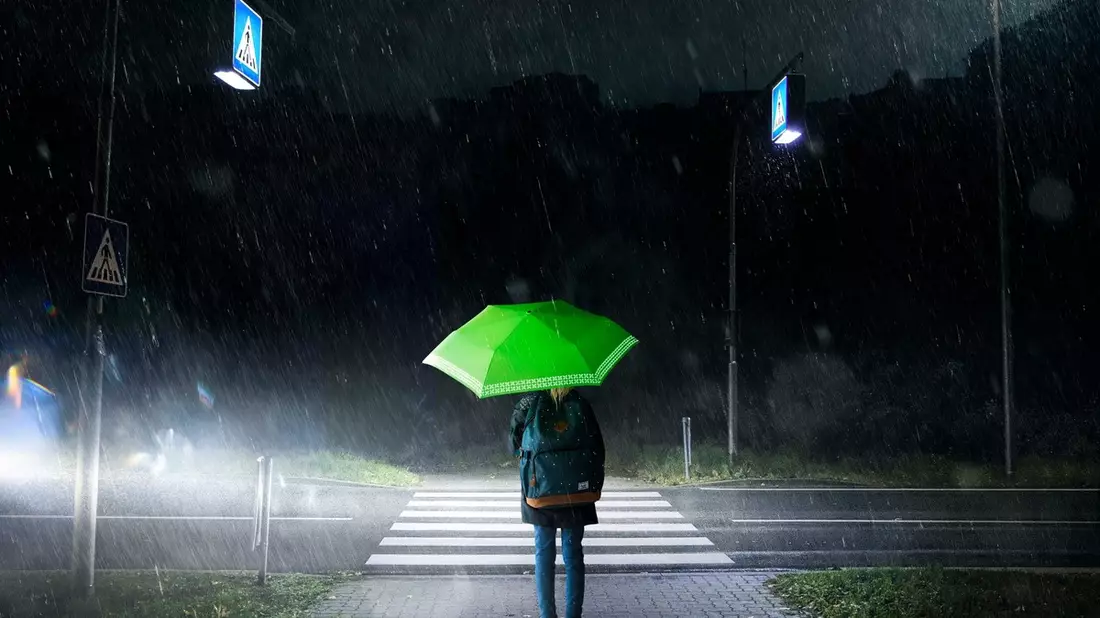 Für mehr Sichtbarkeit auf dem Schulweg: doppler Safety-Regenschirme lassen Kinder leuchten - Bild: presseportal.de