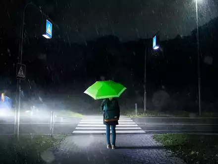 Für mehr Sichtbarkeit auf dem Schulweg: doppler Safety-Regenschirme lassen Kinder leuchten - Foto: presseportal.de