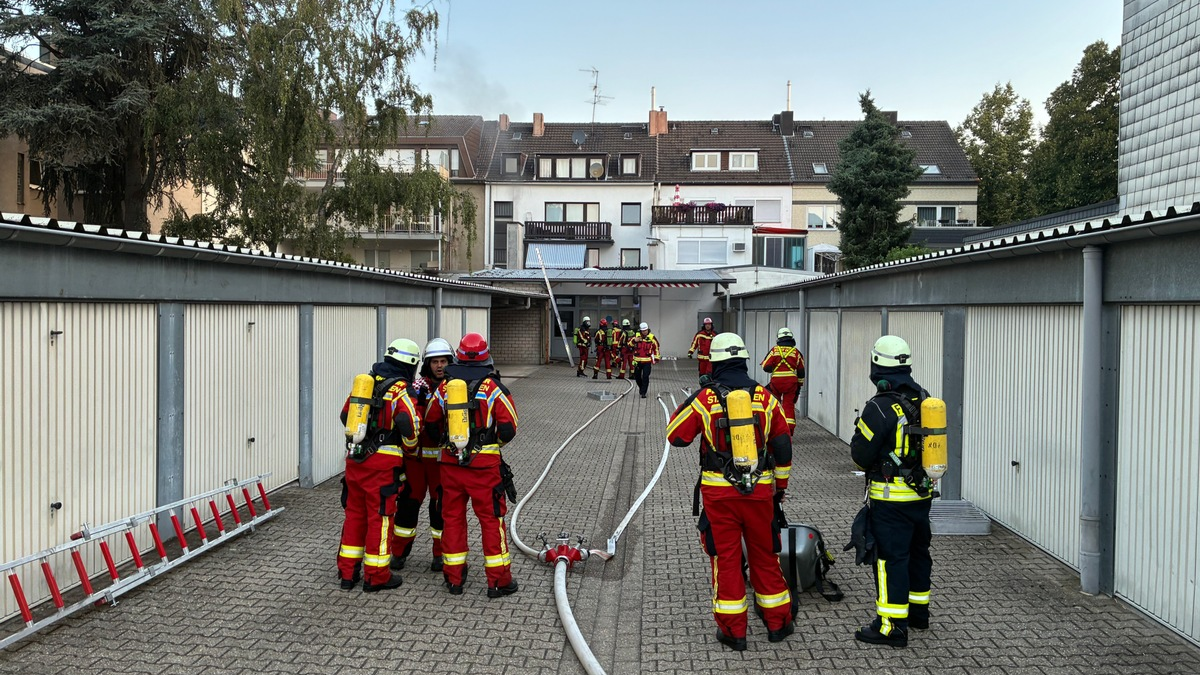 FW Düren: +++ Unklarer Feuerschein entpuppt sich als Brand am Gebäude +++ - Foto: presseportal.de